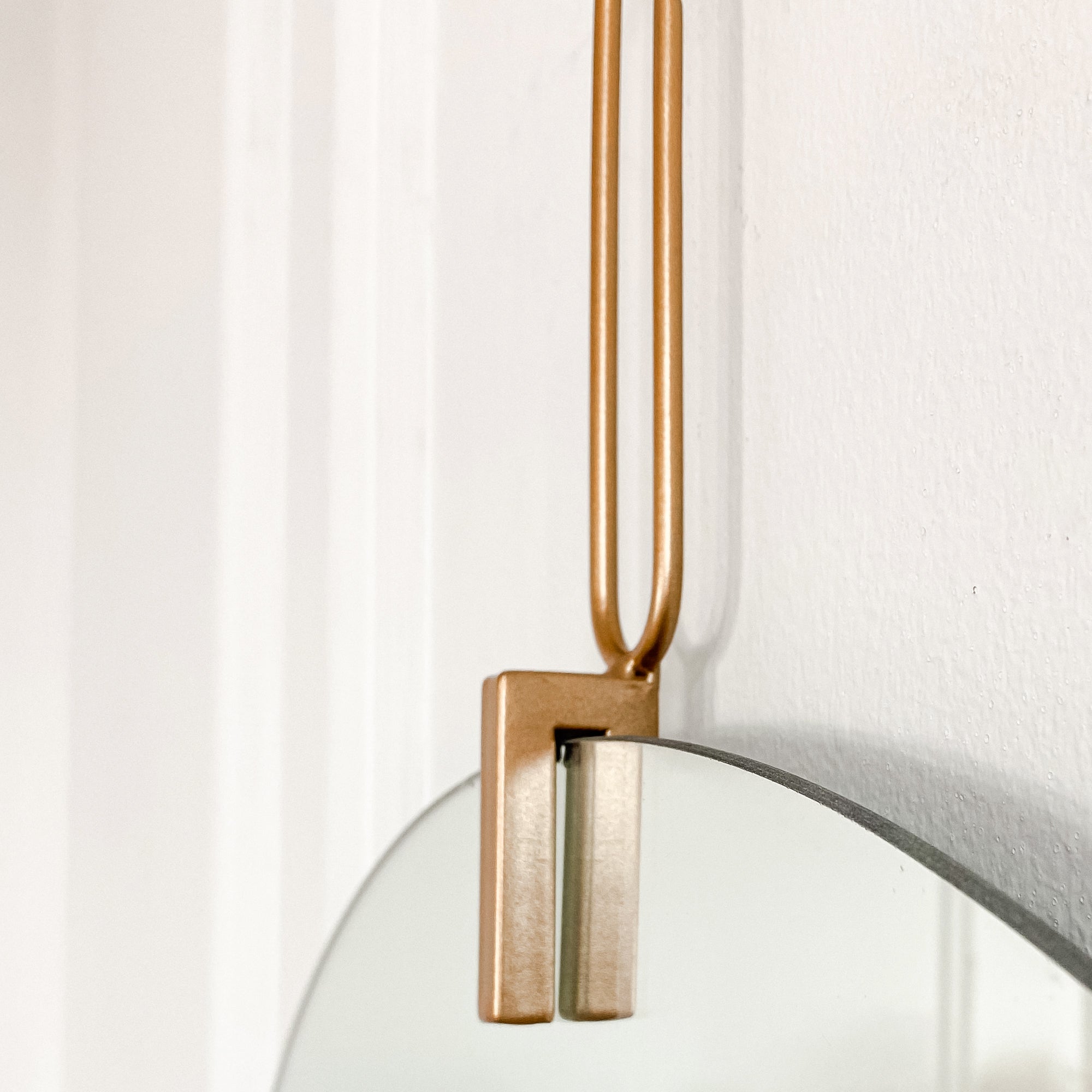 Minimalist Gold Round Mirror